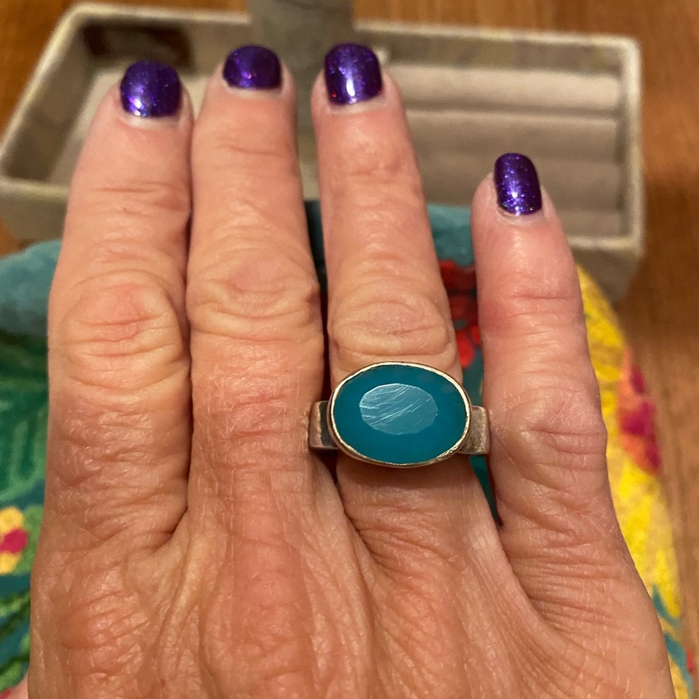Pretty turquoise blue milk glass ring